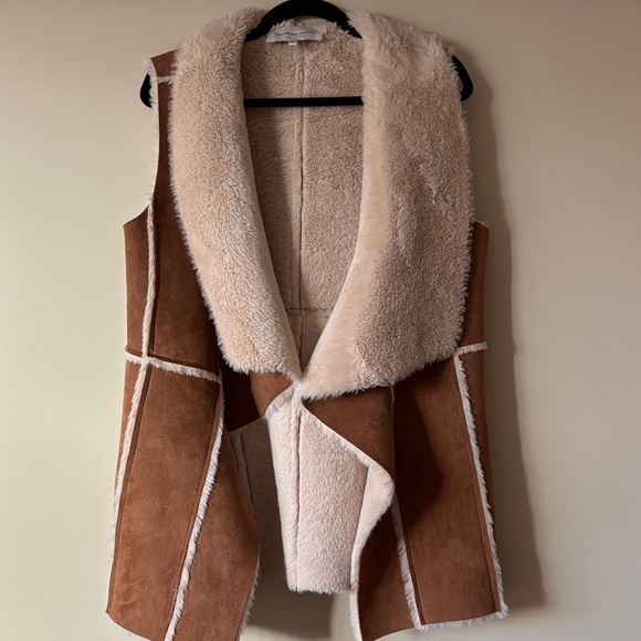 Cupcakes & Cashmere Tan and Cream Shearling Vest with Pockets!! - Picture 1 of 7